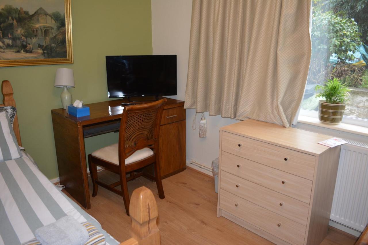 Double Bedroom With View To The Garden Oxford Exterior photo